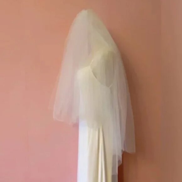 Short Wedding Veil - Picture 5 of 6
